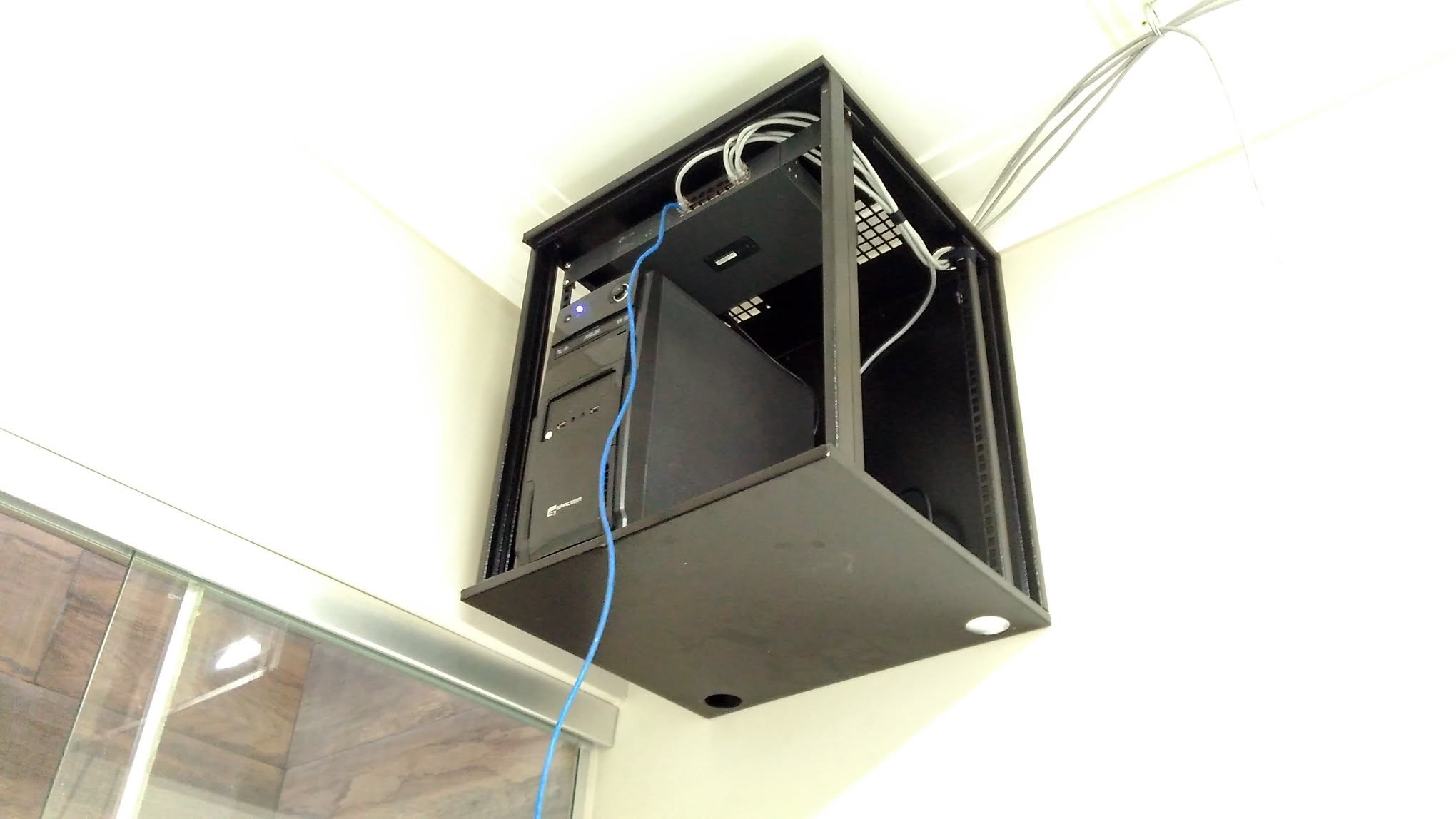 Rack de servidor organizado em empresa cliente